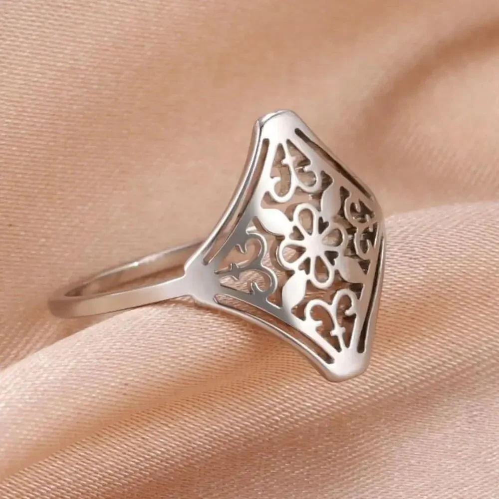 NEW 14k White Gold Plated 316L‎ Cut Out Hollow Filigree Flower Ring, Size 8